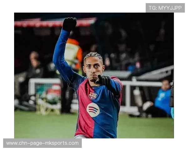 巴萨禁区内连续抢点,拉菲尼亚抓住机会推射命中